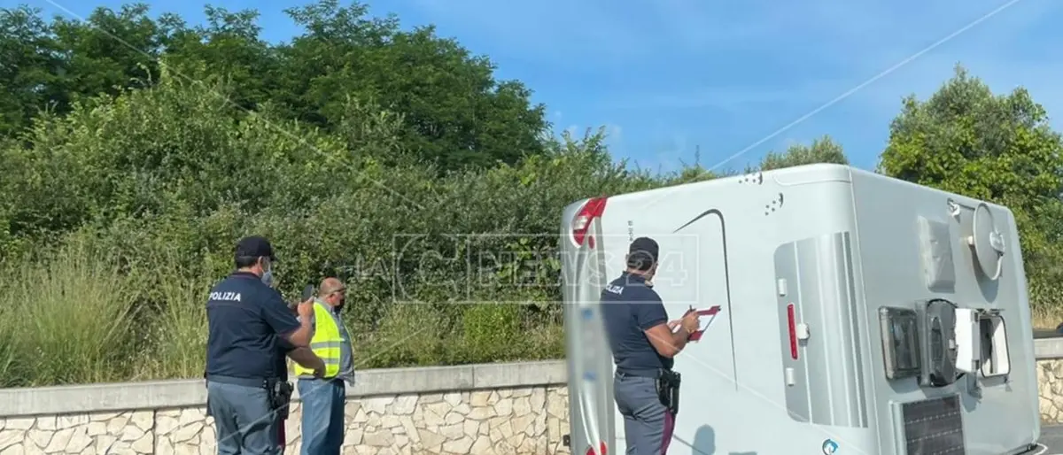 Incidente allo svincolo di Lamezia, nello scontro con un'auto si ribalta un camper
