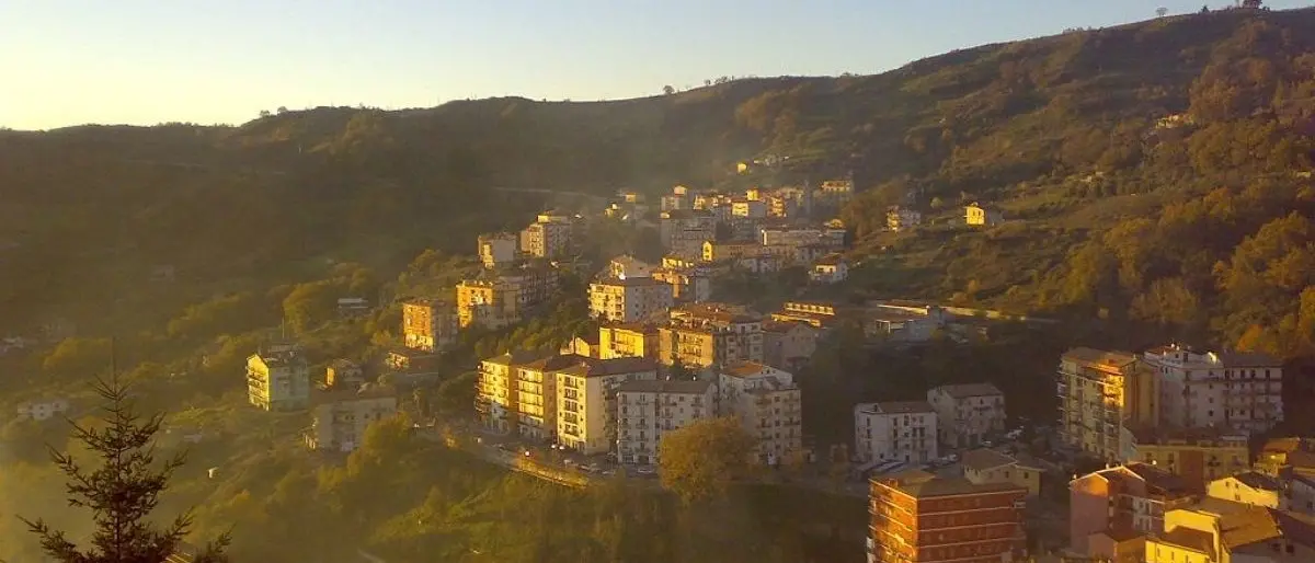 Covid, a Verbicaro 40 casi e 2 decessi in un mese. Il sindaco: «Non abbassiamo la guardia»