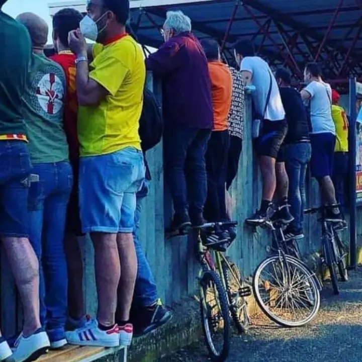 Catanzaro calcio, dagli spalti alla staccionata: la foto simbolo della passione giallorossa