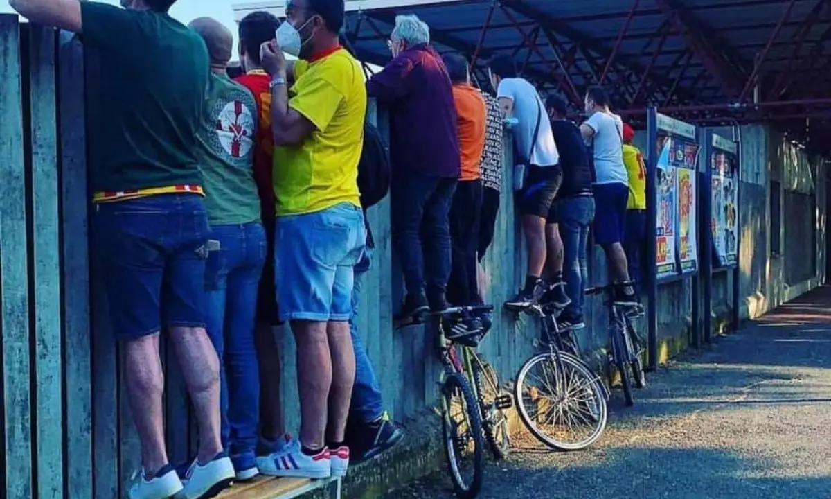 Catanzaro calcio, dagli spalti alla staccionata: la foto simbolo della passione giallorossa