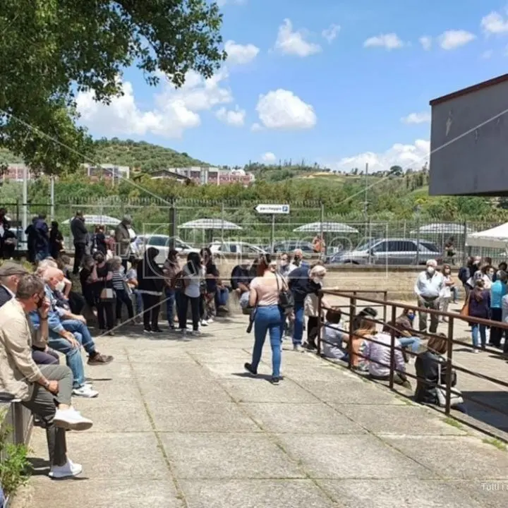 Vaccini, attese infinite a Cosenza e cittadini infuriati: assurda logistica per la consegna delle fiale