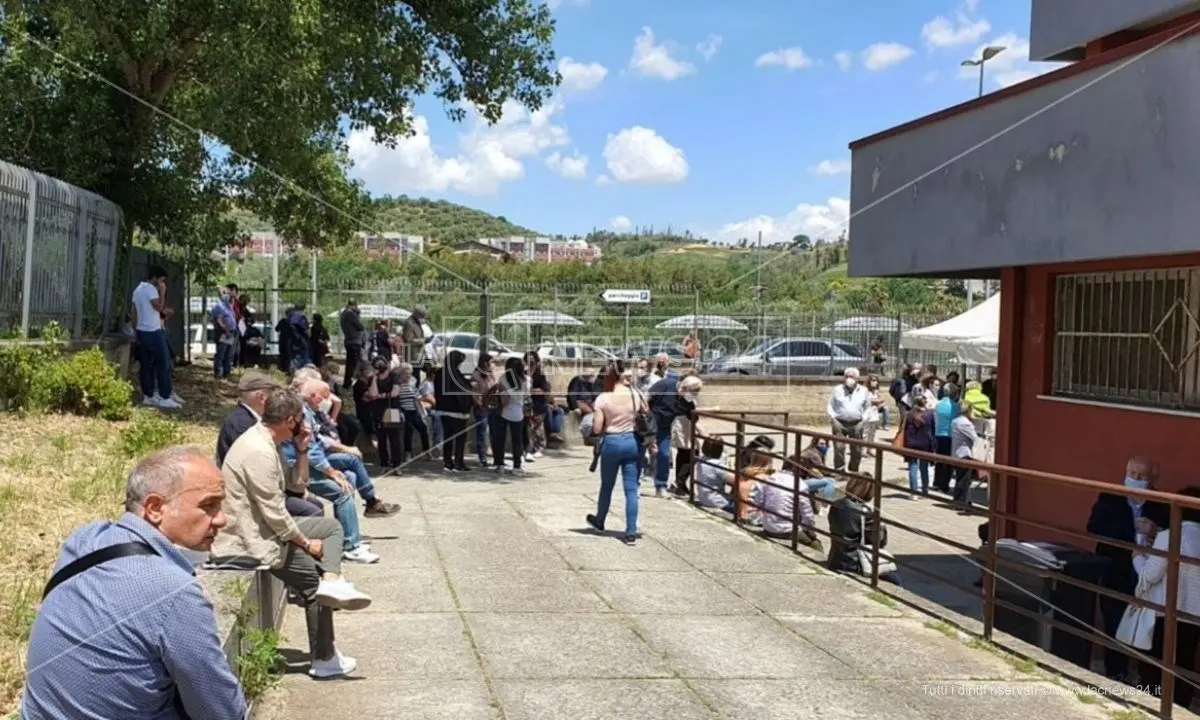 Vaccini, attese infinite a Cosenza e cittadini infuriati: assurda logistica per la consegna delle fiale