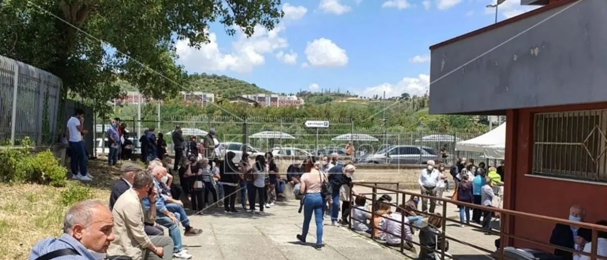 Vaccini, attese infinite a Cosenza e cittadini infuriati: assurda logistica per la consegna delle fiale