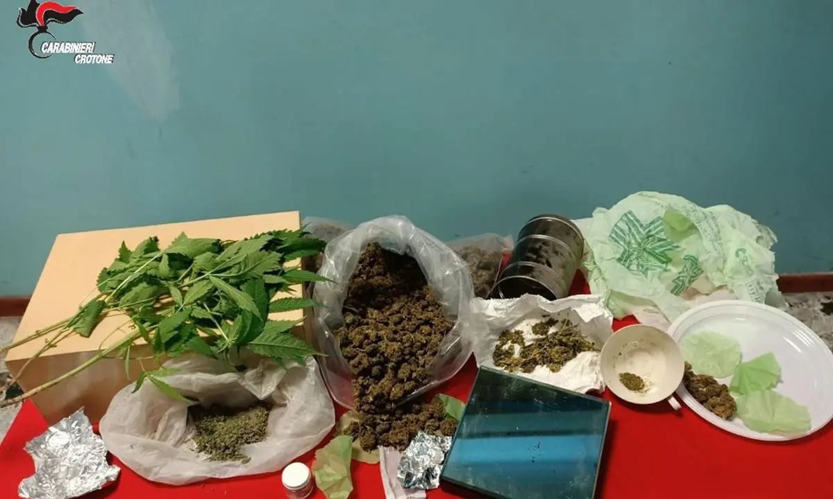 Con la marijuana in cucina: 52enne arrestato per spaccio di droga nel Crotonese