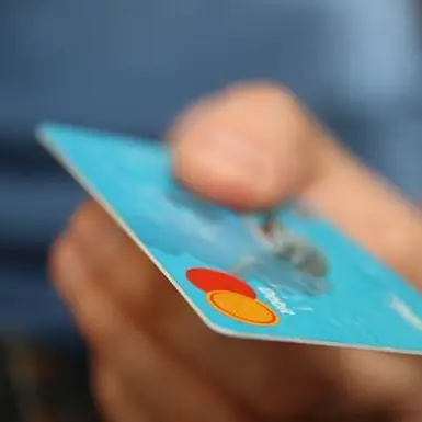 Prelievi e compere con carte di credito rubate: arrestata una donna a Castrovillari