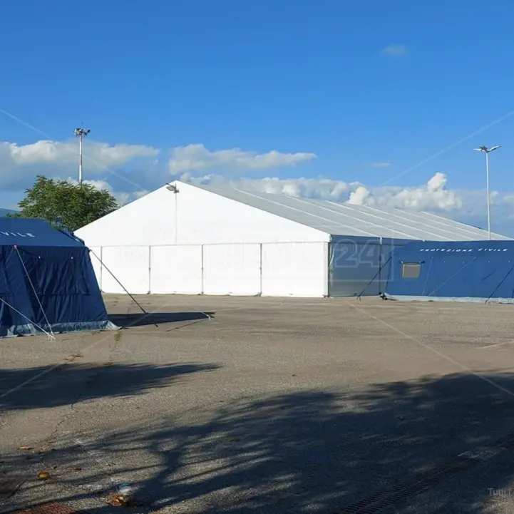 Tamponi e vaccini all'aeroporto di Lamezia, la Prociv allestisce le tende