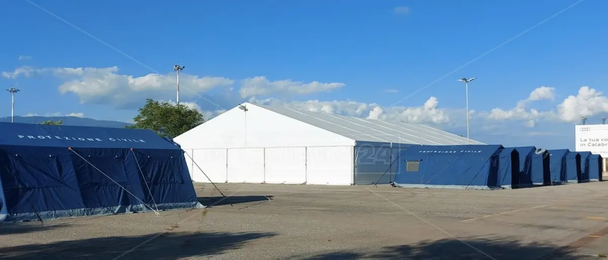 Tamponi e vaccini all'aeroporto di Lamezia, la Prociv allestisce le tende