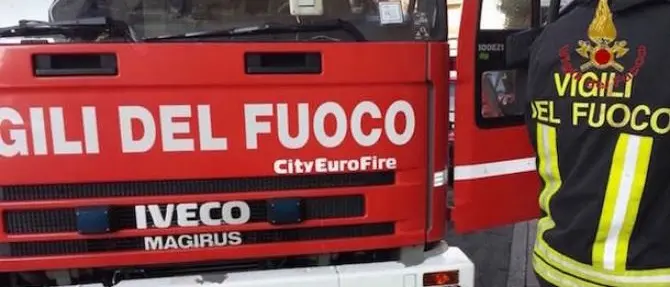 Incendio nel cantiere del nuovo ospedale di Vibo, a fuoco i mezzi impegnati nei lavori