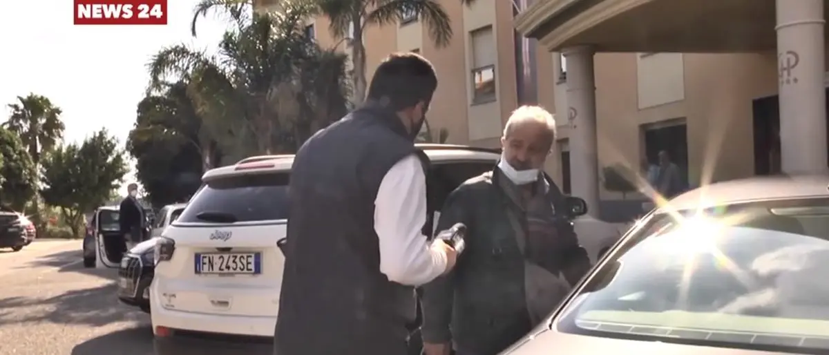 «Fuori di qui!», Longo caccia l’Inviato speciale di LaC Tv che cercava risposte per 250 pazienti calabresi