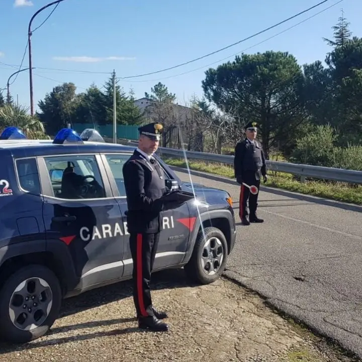 Agguato nel Cosentino: 31enne ferito a colpi di pistola, indagano i carabinieri