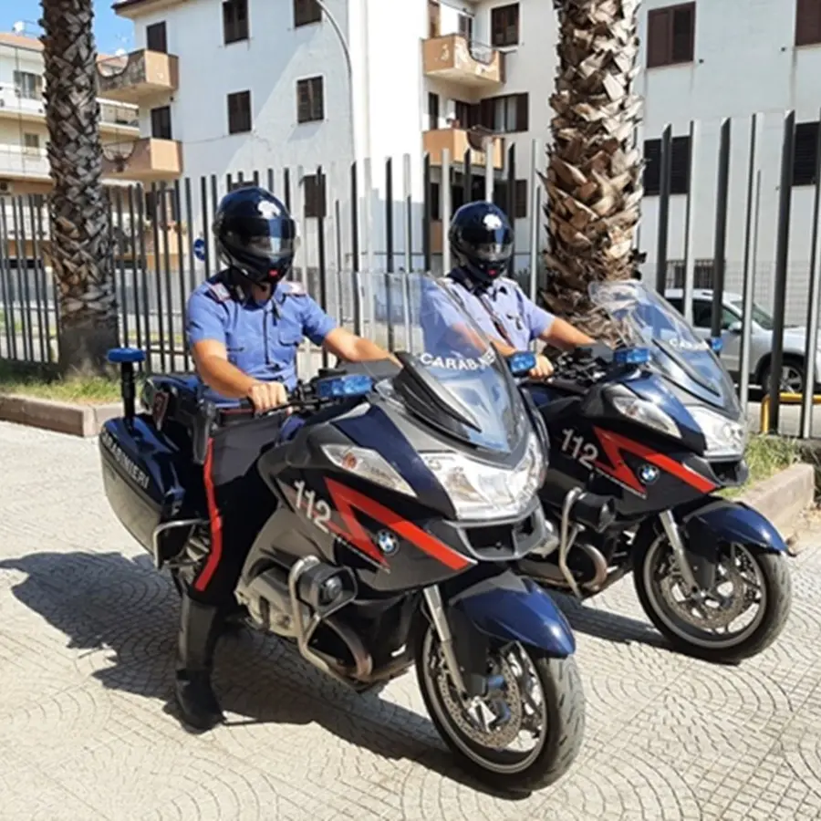 Corigliano-Rossano, blocca il traffico e aggredisce i carabinieri: arrestato un 35enne