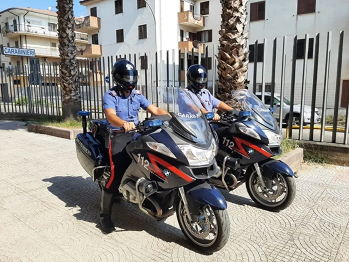 Corigliano-Rossano, blocca il traffico e aggredisce i carabinieri: arrestato un 35enne