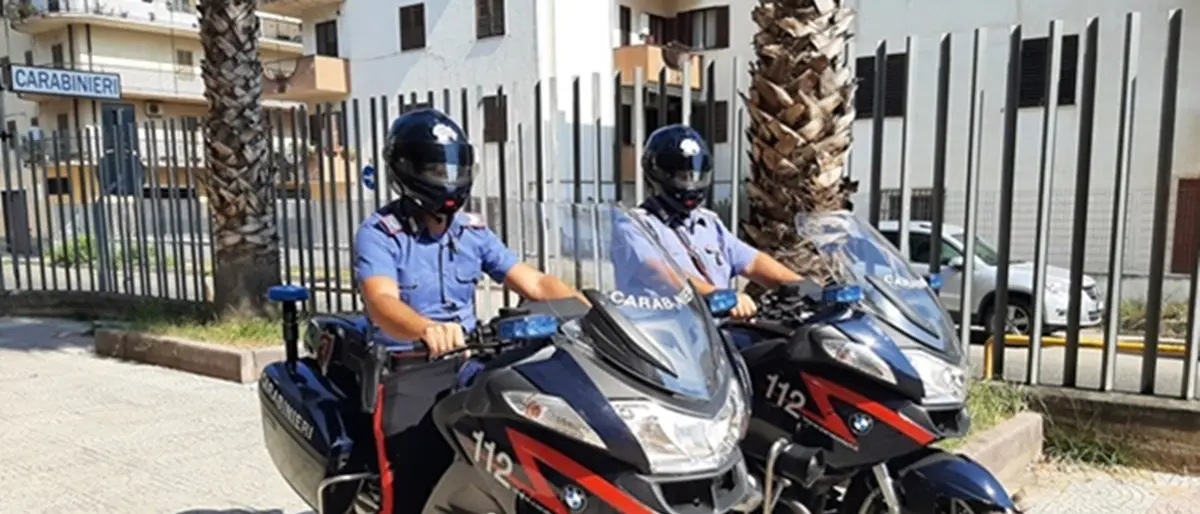 Corigliano-Rossano, blocca il traffico e aggredisce i carabinieri: arrestato un 35enne