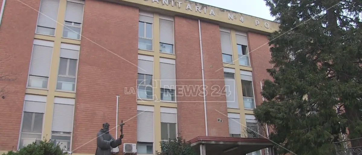 Covid, focolaio tra gli infermieri dell'ospedale di Acri: chiuso il reparto di Medicina