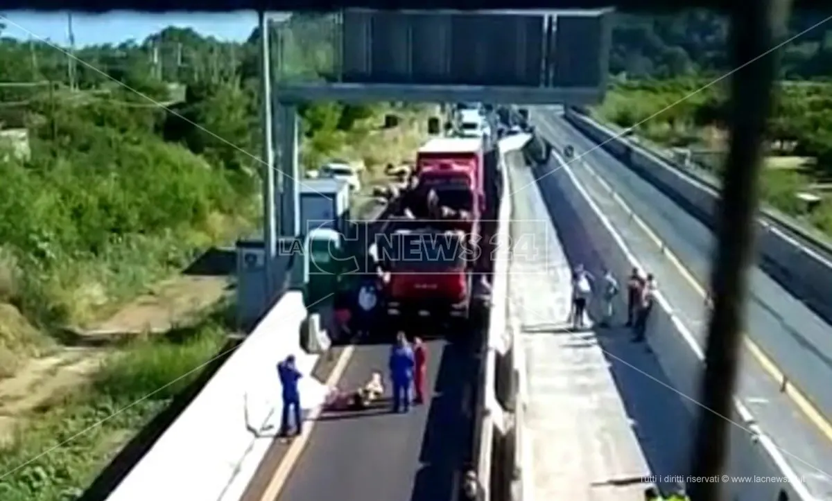 Incidente sul lavoro lungo l'A2, le reazioni di politica e sindacati: «Strage da fermare»