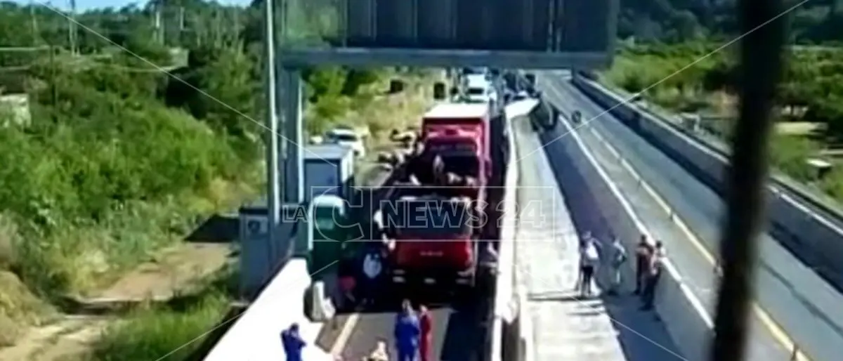 Incidente sul lavoro lungo l'A2, le reazioni di politica e sindacati: «Strage da fermare»