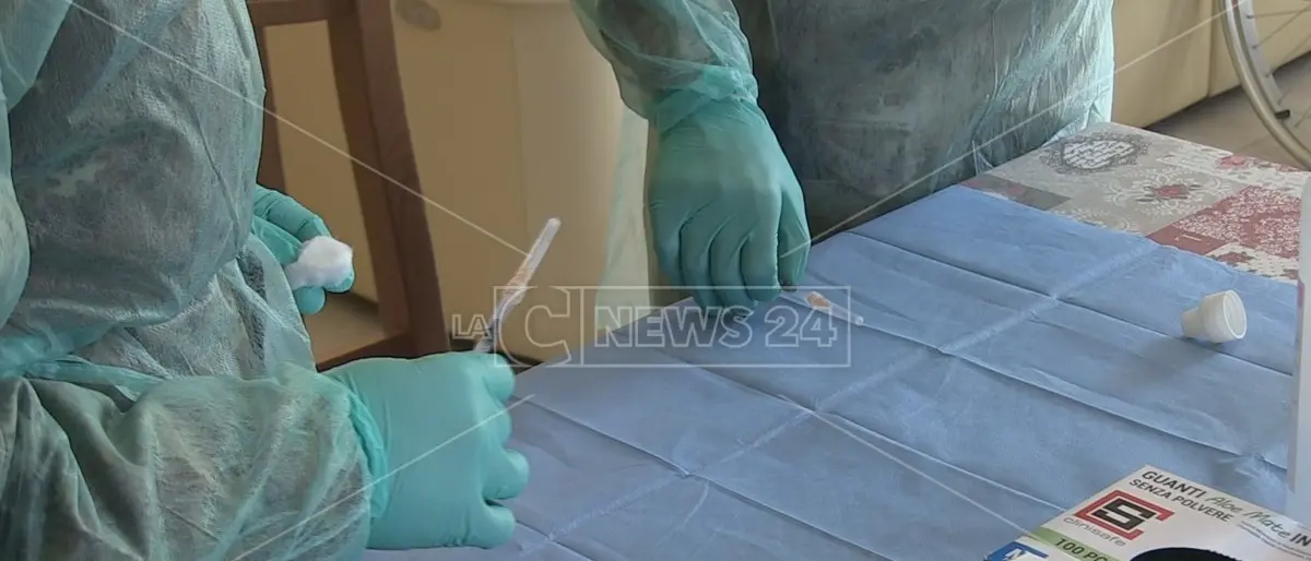 Vaccini Covid, già attive in Calabria le prenotazioni per gli over 12: piattaforma aperta in anticipo