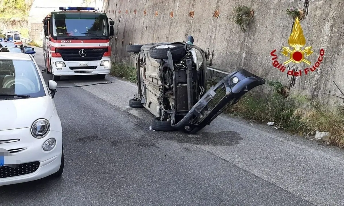 Incidente a Catanzaro, si ribalta con l'auto dopo aver impattato contro una vettura parcheggiata: ferita