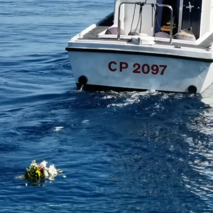 Reggio, la Capitaneria lascia fiori in mare per ricordare le vittime delle migrazioni