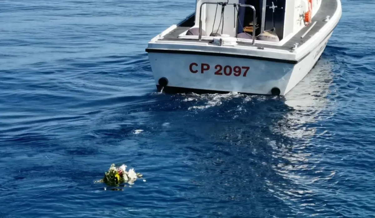 Reggio, la Capitaneria lascia fiori in mare per ricordare le vittime delle migrazioni