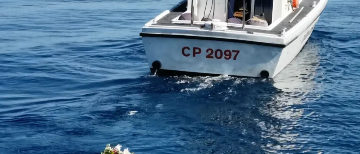 Reggio, la Capitaneria lascia fiori in mare per ricordare le vittime delle migrazioni
