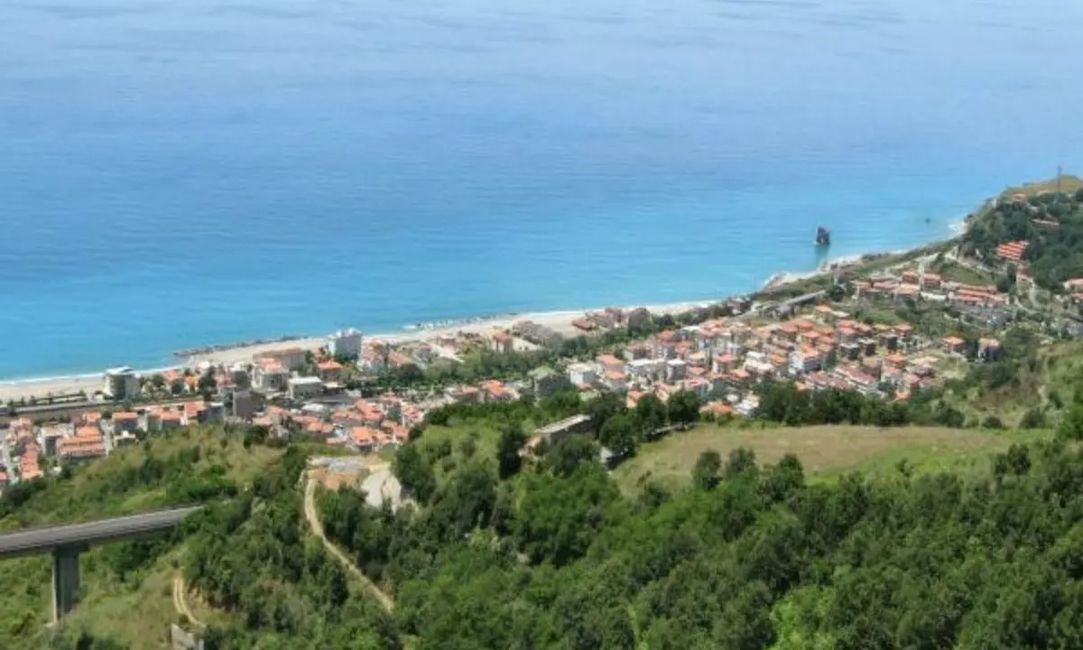 Case popolari assegnate illecitamente, indagato un dirigente comunale di Guardia Piemontese