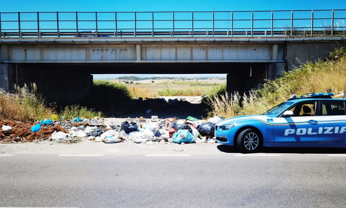 Crotone, sequestrata discarica abusiva sotto la 106: si indaga per disastro ambientale