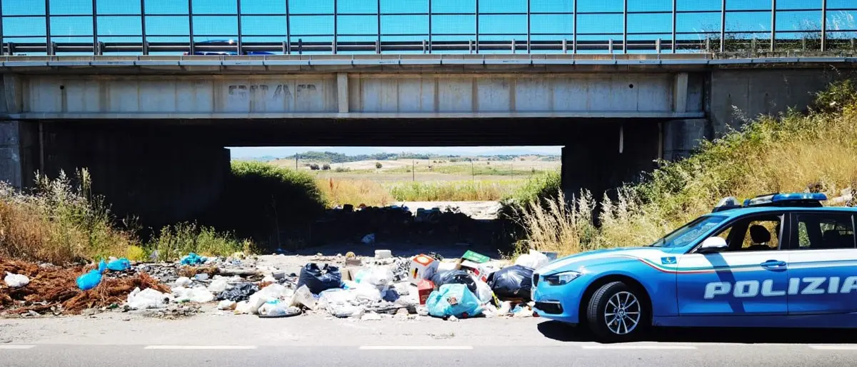Crotone, sequestrata discarica abusiva sotto la 106: si indaga per disastro ambientale