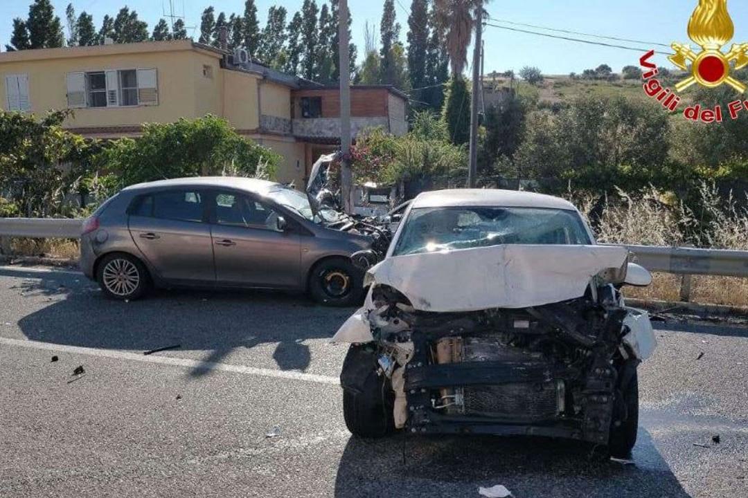 Incidente stradale a Crotone, impatto tre due auto sulla statale 106: 2 ...
