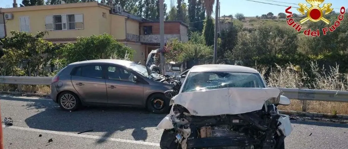 Incidente stradale a Crotone sulla statale 106, due persone ferite