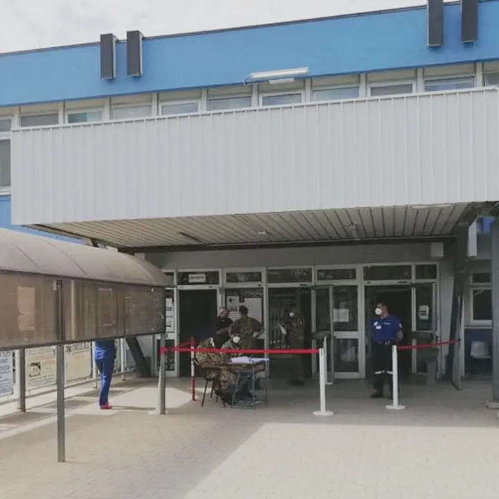 Covid, flop al primo giorno del vax day per maturandi a Lamezia: solo 200 si vaccinano