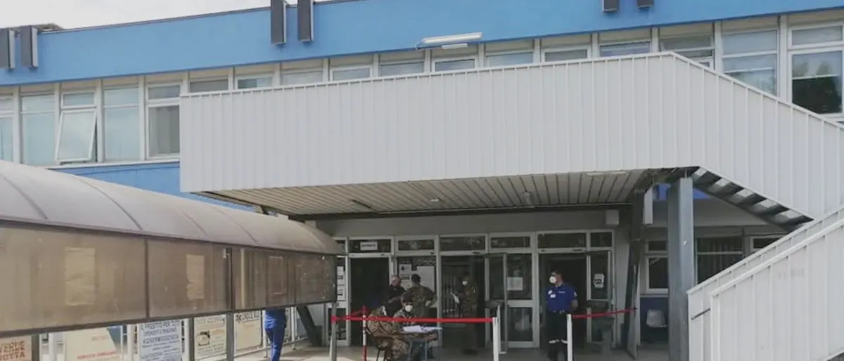 Covid, flop al primo giorno del vax day per maturandi a Lamezia: solo 200 si vaccinano