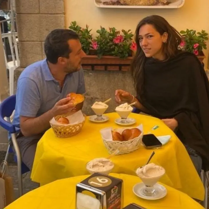 Salvini in Calabria, prima dell’incontro regionali della Lega si gusta un gelato a Pizzo