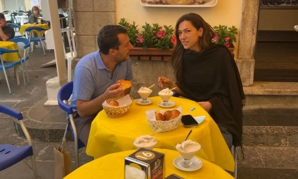 Salvini in Calabria, prima dell’incontro regionali della Lega si gusta un gelato a Pizzo