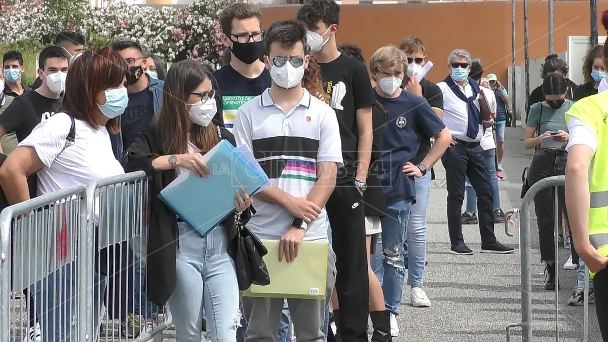 Vaccini Covid in Calabria, prolungato l’open day per maturandi e docenti