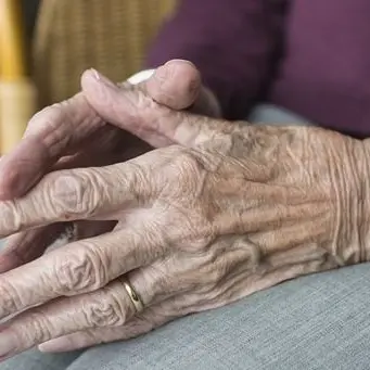 Anziana scappa dall’ospedale e passeggia in sottana e piedi nudi per le vie di Rossano