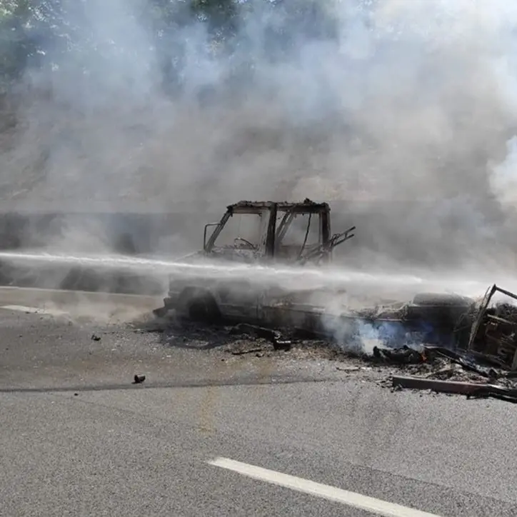 Camper divorato dalle fiamme sull'A2 tra Sibari e Frascineto, salvi gli occupanti