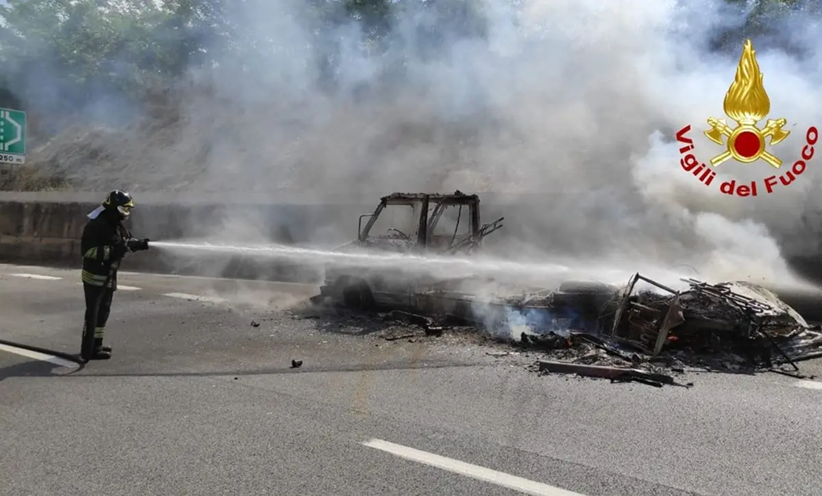 Camper divorato dalle fiamme sull'A2 tra Sibari e Frascineto, salvi gli occupanti