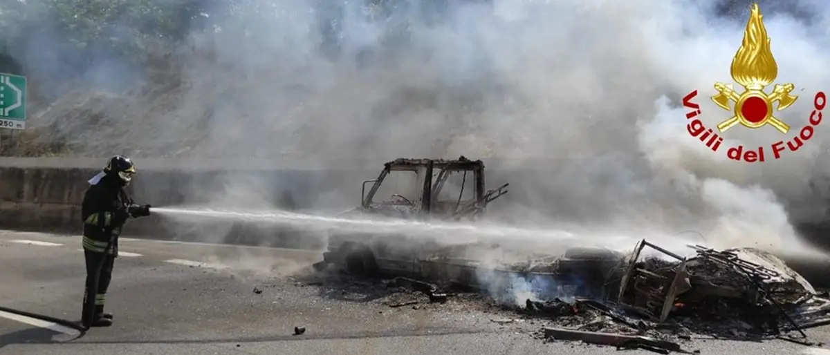 Camper divorato dalle fiamme sull'A2 tra Sibari e Frascineto, salvi gli occupanti