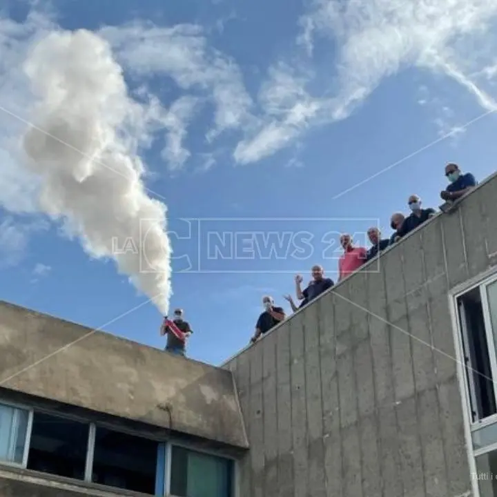Corap Crotone, i dipendenti occupano il tetto della sede: «Senza stipendio da 7 mesi»