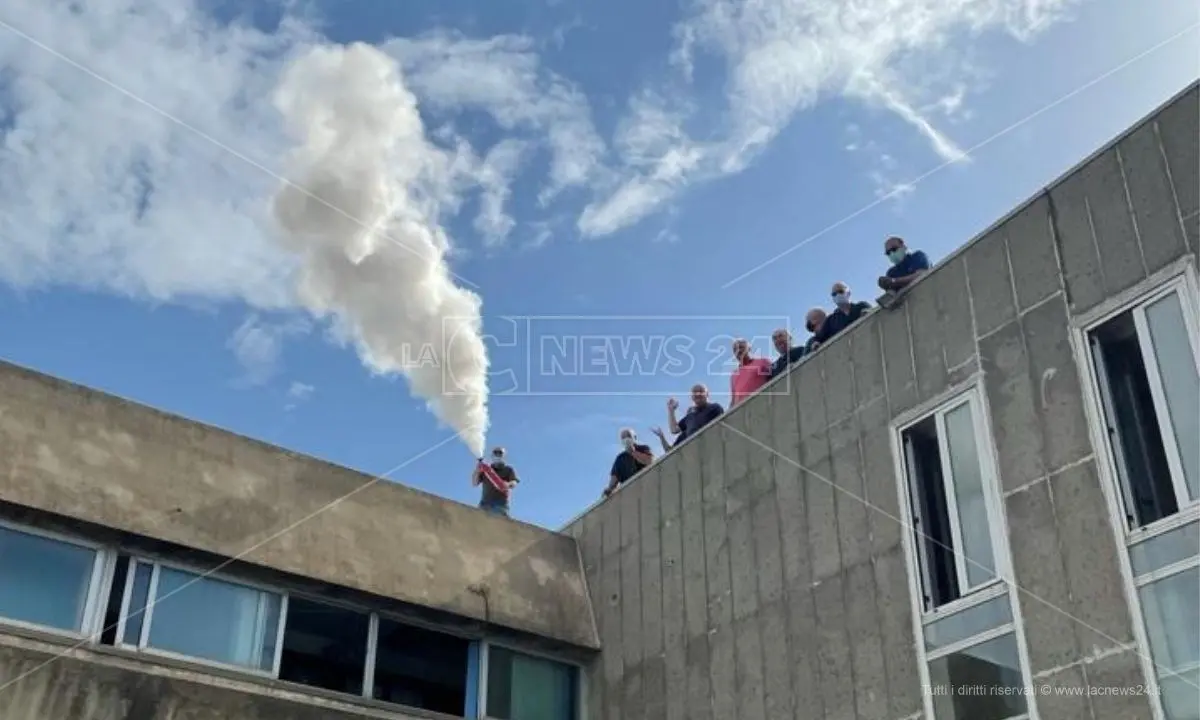 Corap Crotone, i dipendenti occupano il tetto della sede: «Senza stipendio da 7 mesi»