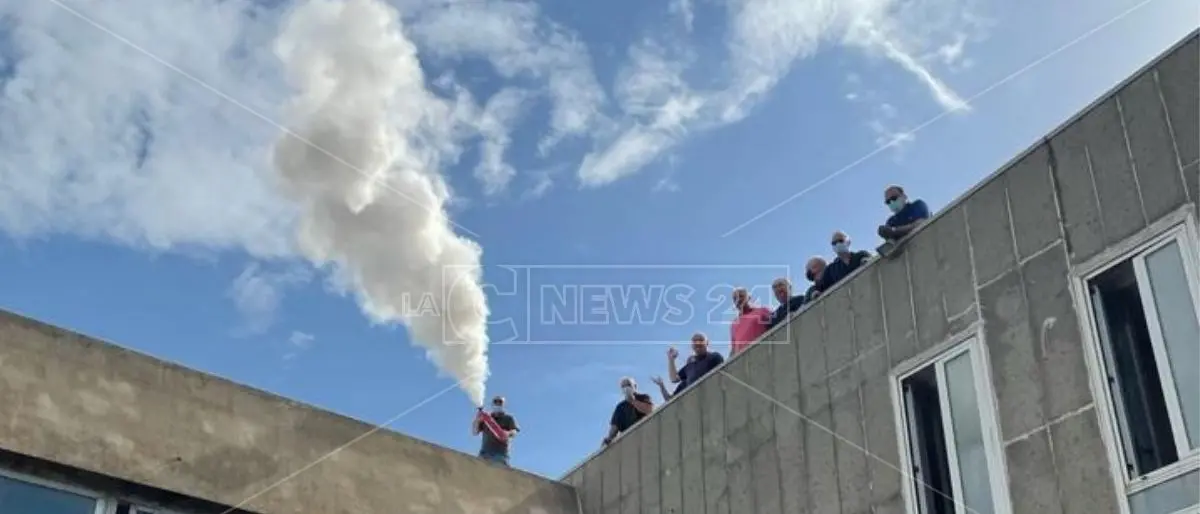 Corap Crotone, i dipendenti occupano il tetto della sede: «Senza stipendio da 7 mesi»