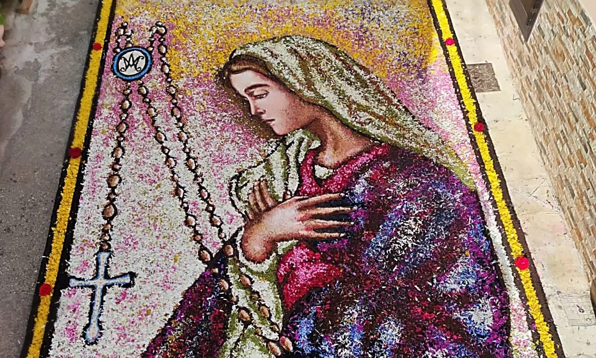 Infiorata: arte, fede e bellezza a Potenzoni per la festa del Corpus domini