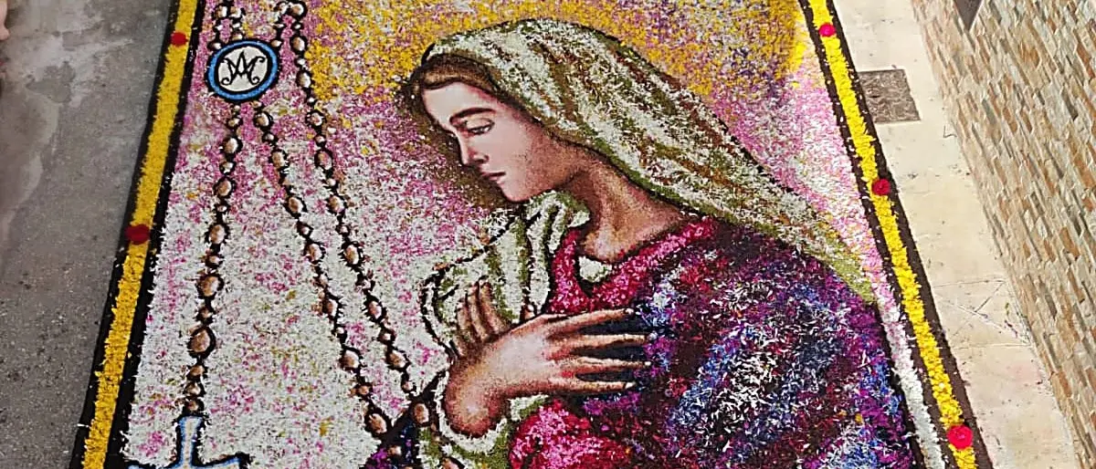 Infiorata: arte, fede e bellezza a Potenzoni per la festa del Corpus domini