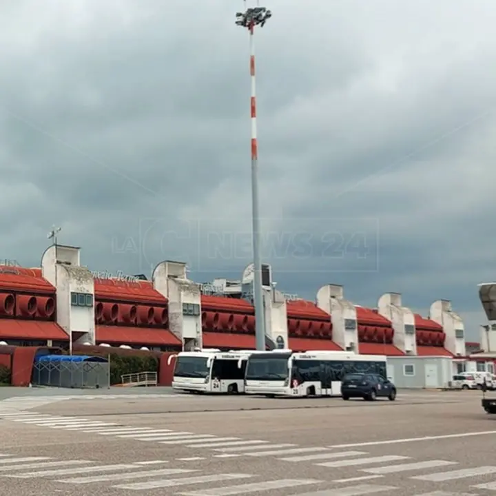 L'aeroporto di Lamezia spegne le candeline: 45 anni di speranze, scandali e lavoro precario