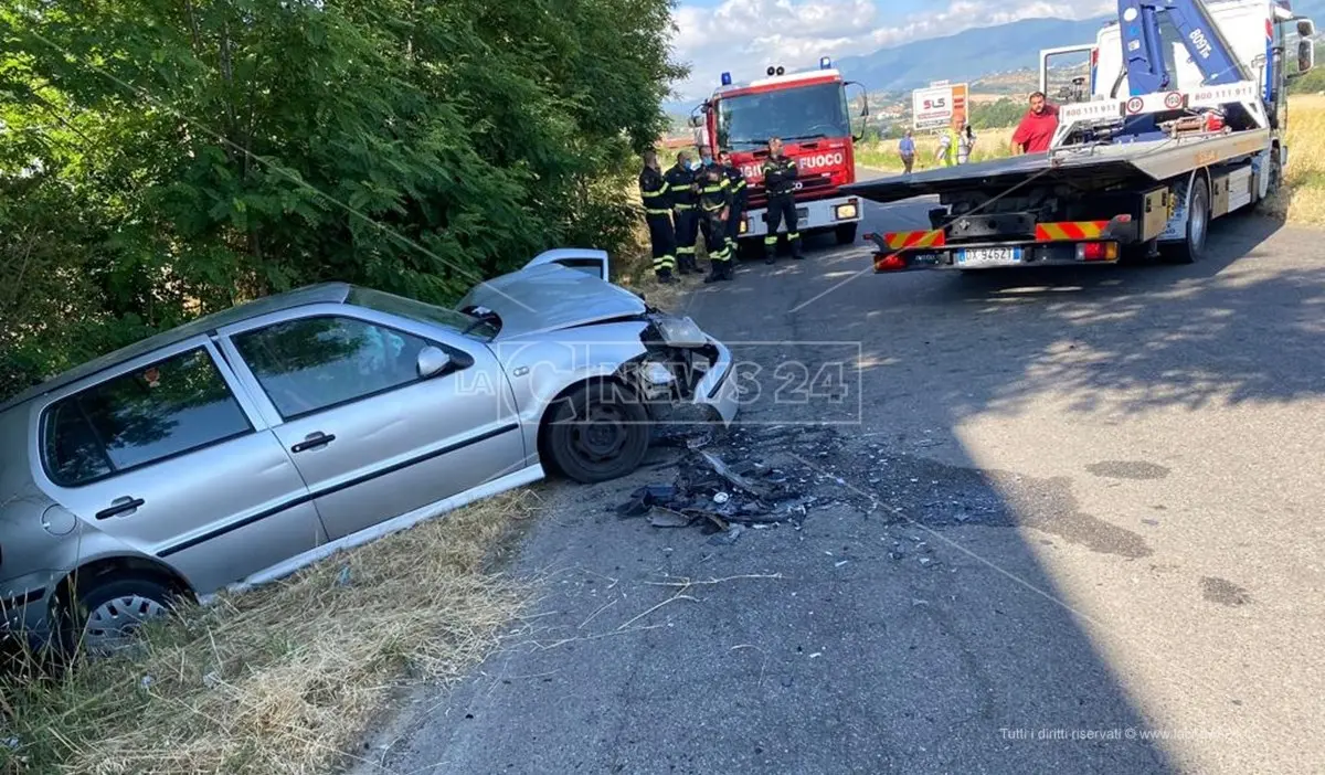 Luzzi, incidente tra auto sulla provinciale 248: due persone ferite