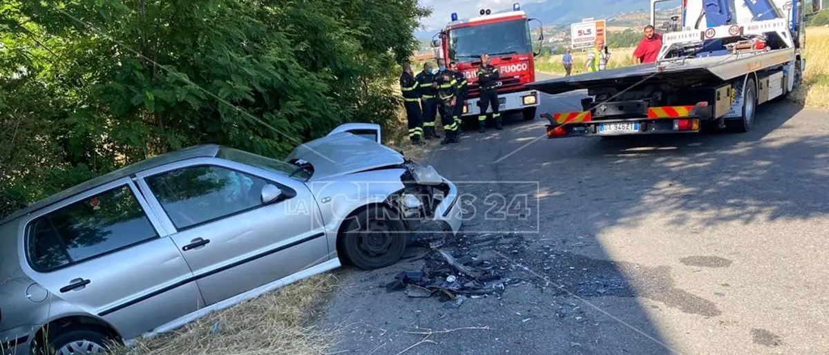 Luzzi, incidente tra auto sulla provinciale 248: due persone ferite