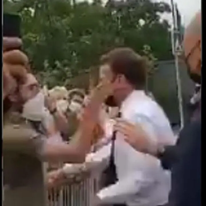 Francia, Macron preso a schiaffi mentre saluta la folla: fermate due persone
