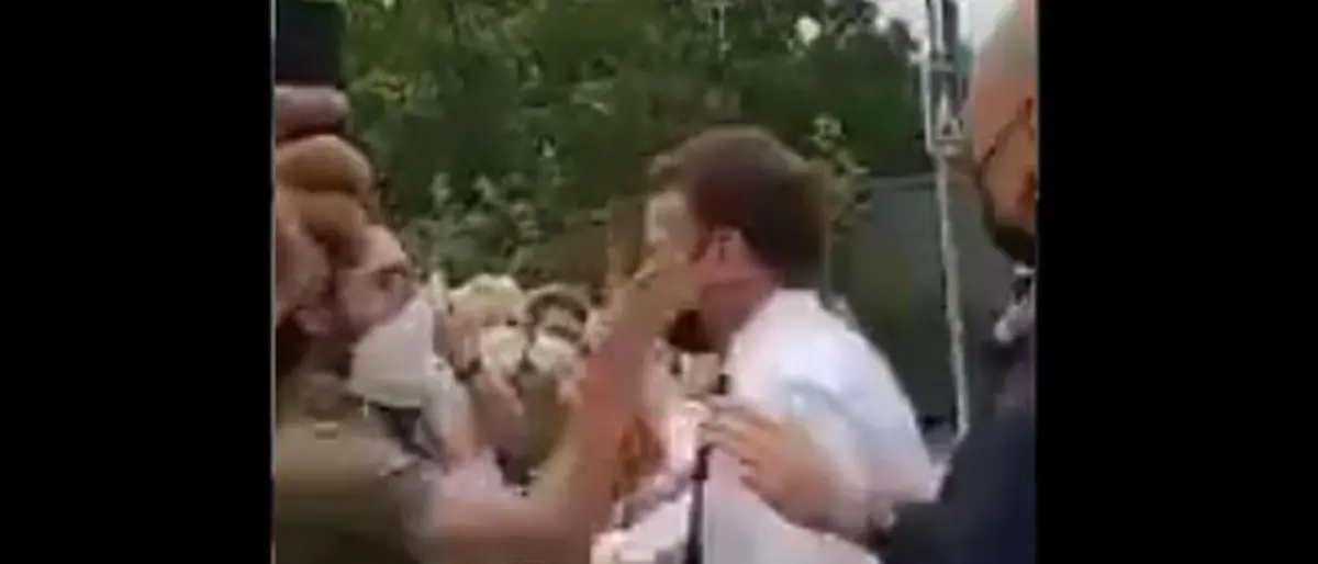 Francia, Macron preso a schiaffi mentre saluta la folla: fermate due persone