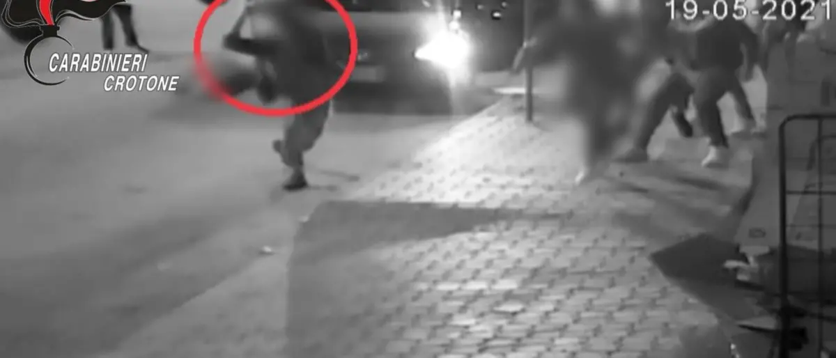 Arresti Cutro, le minacce del giovane alla fidanzata: «Devi stare a casa, solo le tr… lavorano»